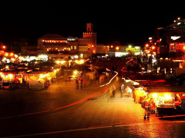 Jemma el Fna nocturna en Marrakech. Red and black lights on Morocco by Marta Viader.