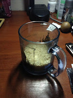 отмеренные 100 граммов коричневого риса в кружке фото