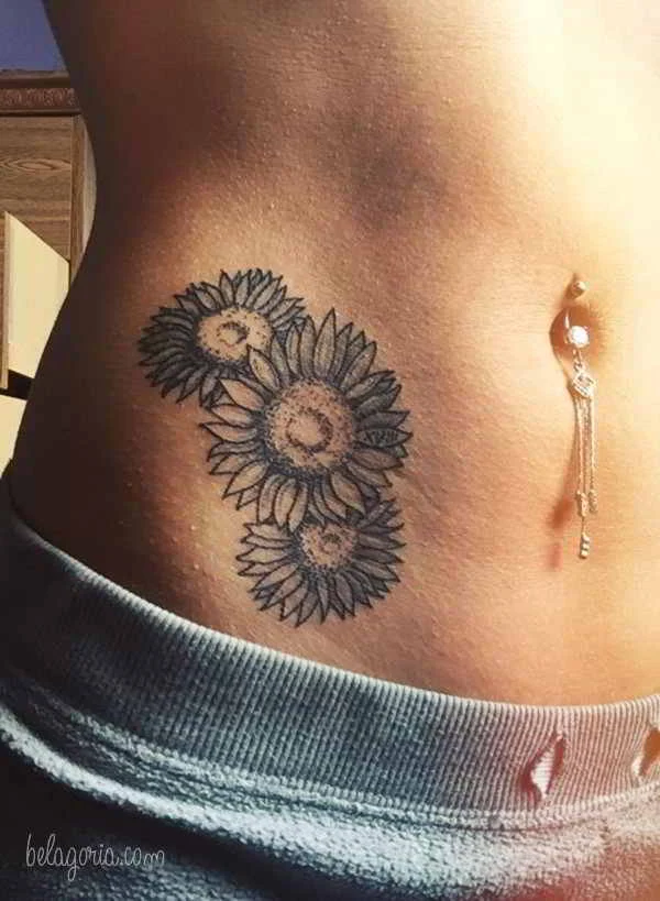 imagen del tatuaje en la cintura de una mujer