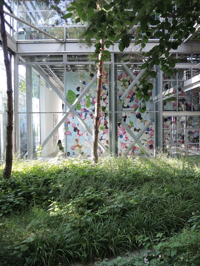 Parijs: Fondation Cartier: "Cherry blossoms" door Damien Hirst