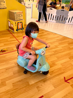夏日純室內免費親子遊戲空間推薦：台北市文山親子館最大的特色是裡面玩具設施融合景美文山區最大賣點：動物園以及景美觀光夜市。跟台北市其他各區親子館一樣都設有推車寄放處，置物櫃，飲食休息區，親子廁所與哺乳室等設備，帶小孩去可以很輕鬆自在地享受親子休閒時光。同萬華親子館，非常有在地文化特色。台北市育兒網預約
