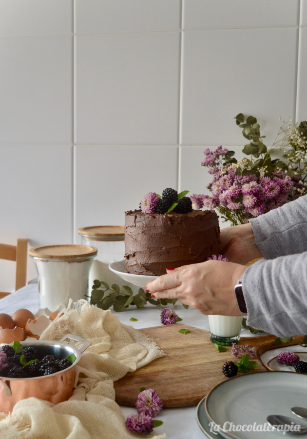 tarta-de-chocolate-y-moras-con-crema