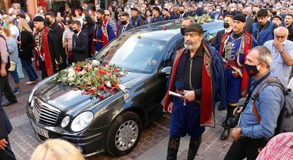 Η Ελλάδα αποχαιρετά τον Μίκη Θεοδωράκη: Συγκίνηση, 96 βρακοφόροι και πλήθος κόσμου στα Χανιά