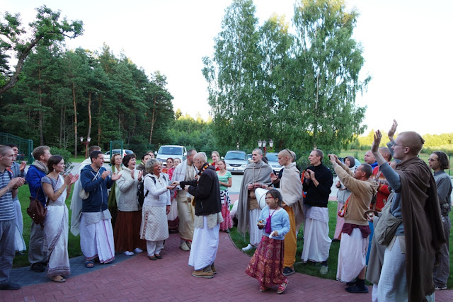 Sankarshan Das Distributing Prasadam Upon  Arrival