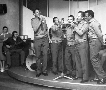 Men singing 4