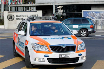 Fotografia de Um carro da polícia suíça junto à sede da ONU em Geneve