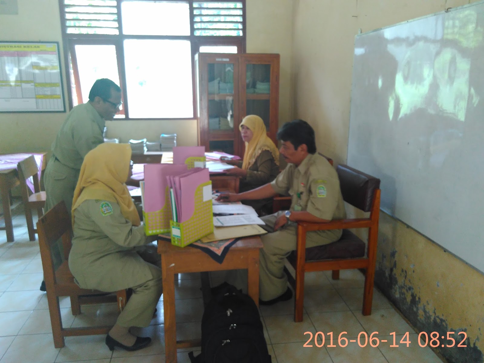 Kedatangan Tim Penilai Kinerja Kepala Sekolah disambut oleh Kepala Sekolah dan Kepala UPT TK dan SD Kecamatan Purwosari Kustini S Pd dengan acara pembukaan