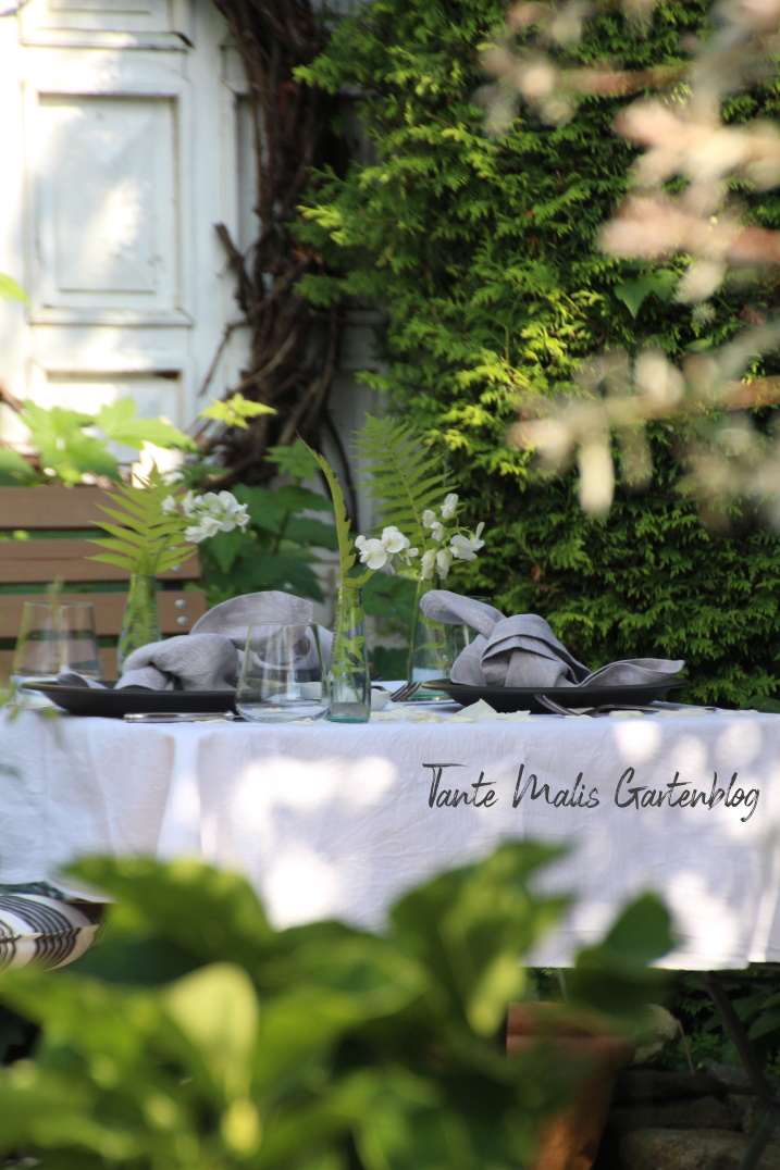 Gedeckter Tisch im Garten