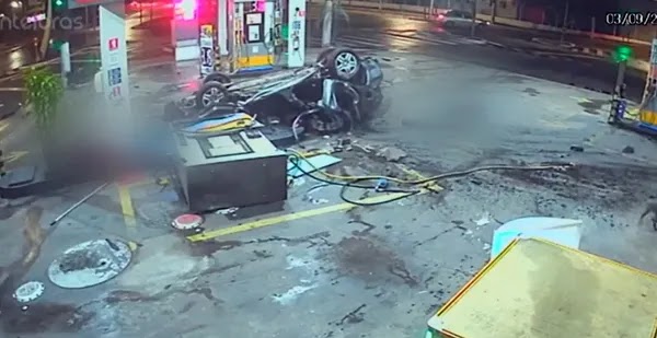 Vídeo: Carro bate em bombas dentro de posto de combustível, e deixa mortos e feridos
