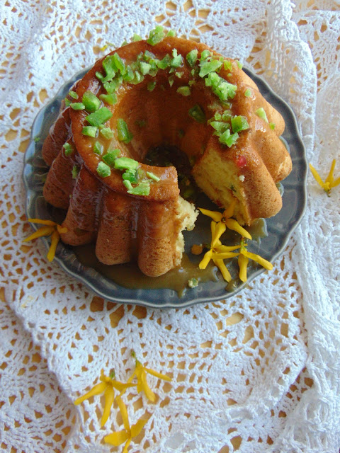 Biszkoptowa babka z mieszanką keksową i kandyzowanym pomelo. 