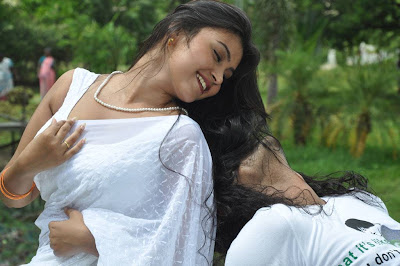 Hot Tamil Actress in White Saree Photos+ Actress in Saree Navel Show Photos