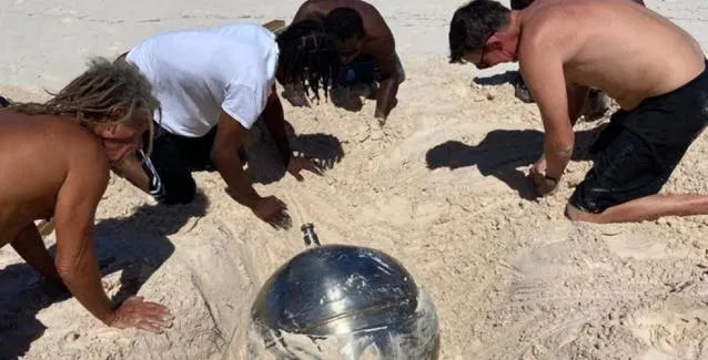 Mπάλα τιτανίου από το Διάστημα βρέθηκε σε παραλία στις Μπαχάμες