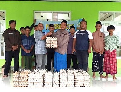 Penyerahan bantuan telur ayam kepada masyarakat sebagai bentuk CSR dari PT Charoen Pokphand Jaya Farm Kuningan, Selasa (28/02) kemarin