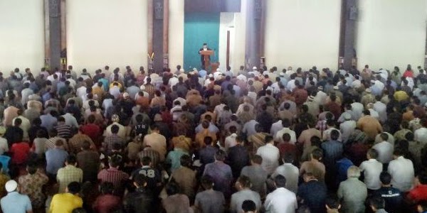  yang sangat luar biasa yaitu diwajibkannya sholat  Khutbah Jum'at wacana Hikmah Isra' Mi'raj Nabi Muhammad SAW