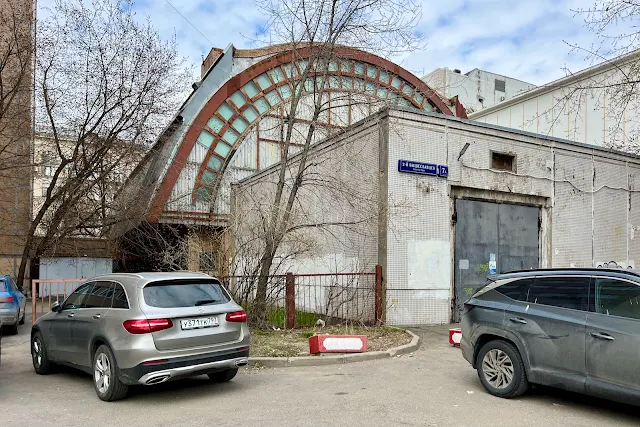 Новосущёвский переулок, дворы, Медико-санитарная часть МВД РФ / Поликлиника № 1 – Оздоровительный комплекс, центральный тепловой пункт