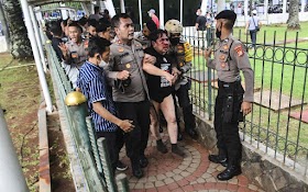 Ade Armando Dikeroyok dan Ditelanjangi di Depan DPR, Kurawa: Jadi Pendukung Jokowi Berat, Ancaman Makanan Sehari-hari