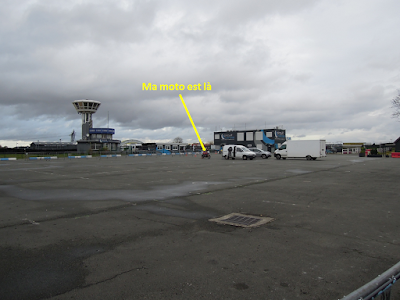 Parking vide au circuit Carole un jour de pluie