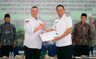Pj Wali Kota Bima HM Rum Terima SK Menteri KLHK