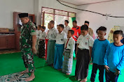 Pelda Mustain sholat Berjamaah Dengan Siswa Sekolah Dasar