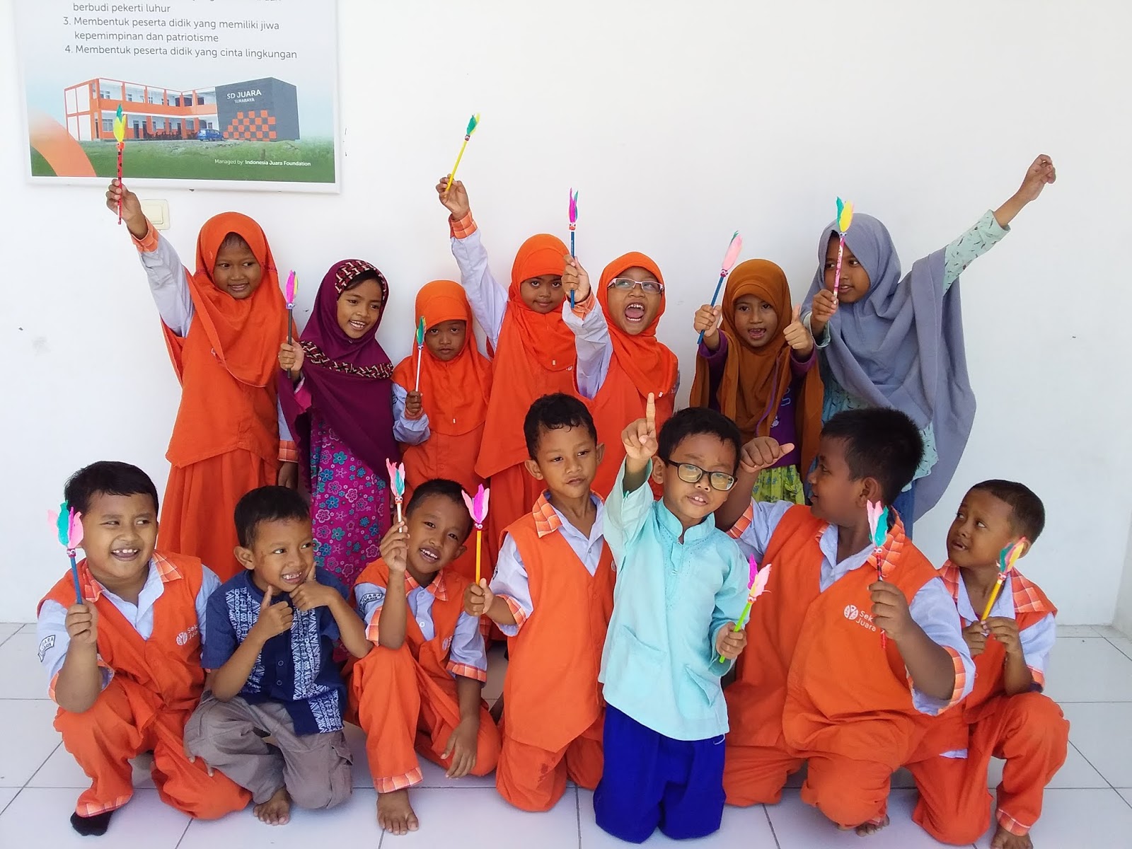 Kamis 28 2 anak anak kelas 1 SD Juara Surabaya membuat kreasi yang unik mempraktrekkan apa yang sudah ada di buku tema 6 kreasi ini adalah "Pensil Hias
