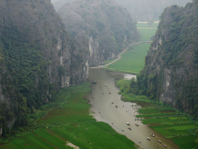 Paysage montagneux embrumé dans les environs de Ninh Binh, Vietnam