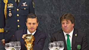 El presidente de México, Enrique Peña Nieto con el director técnico de la Selección Mexicana de futbol, Miguel Herrera, durante una cena de la presidencia en la Residencia oficial de Los Pinos 2014 | Ximinia