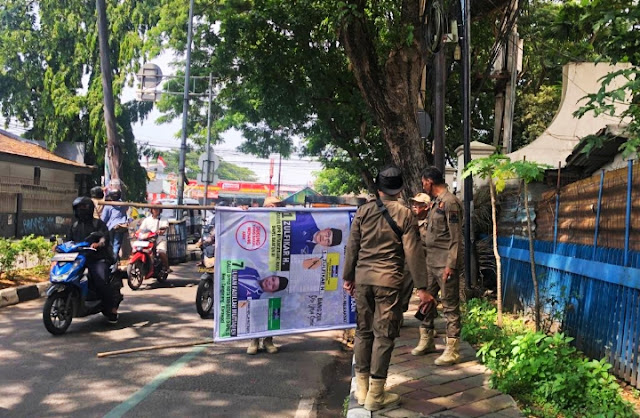 Tertibkan APK di Masa Tenang,Polres Metro Tangerang Kota Dampingi Bawaslu