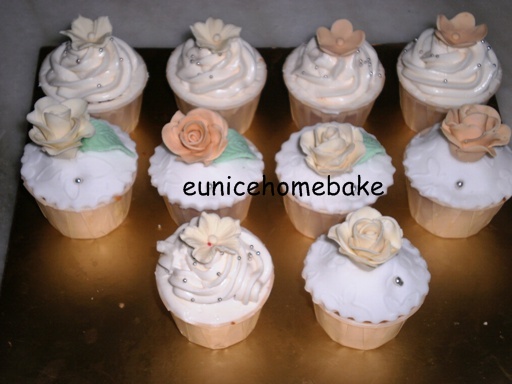 Sample of wedding cupcakes that customer ordered medium size cupcake with