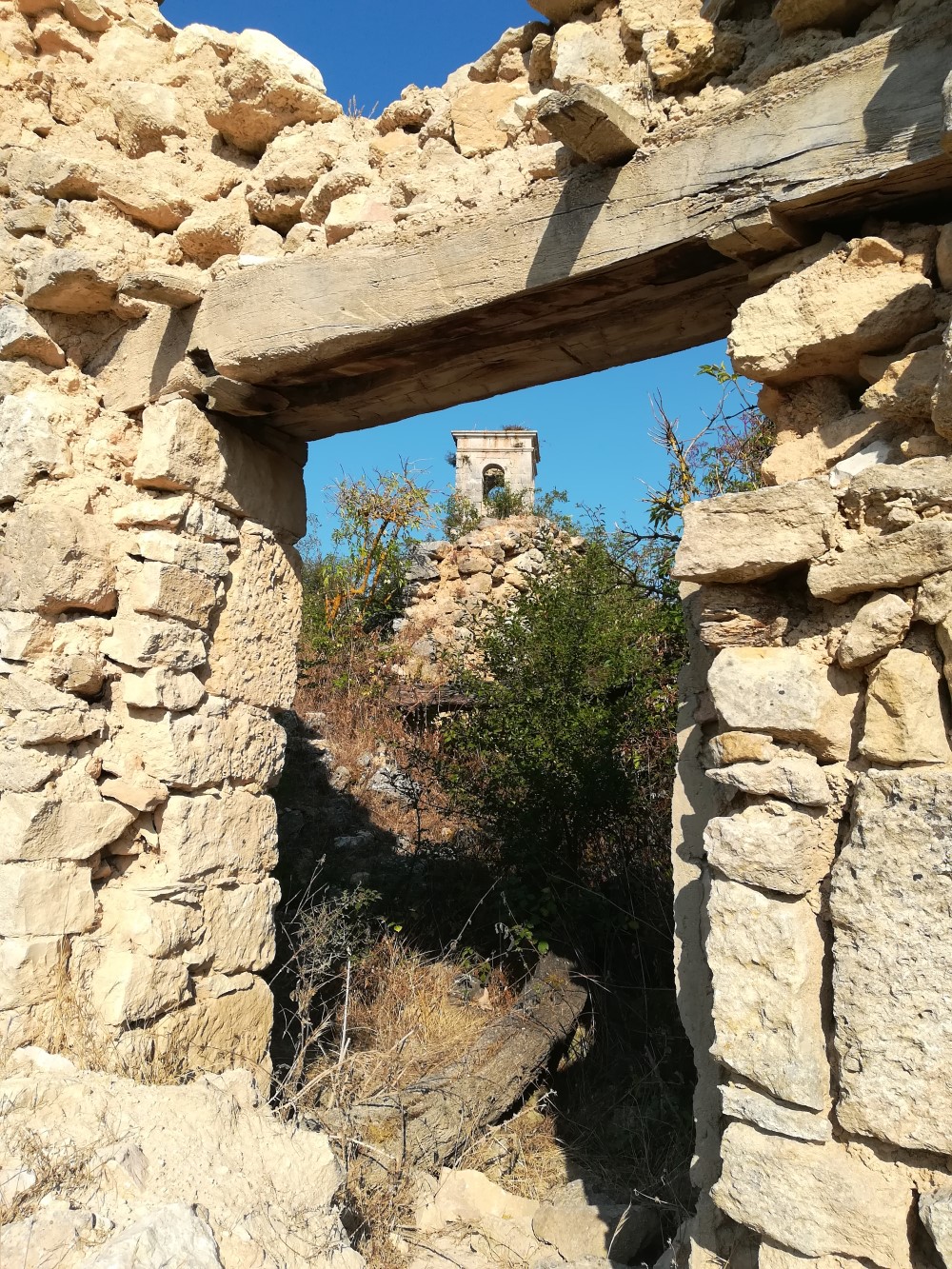 La torre de San Miguel desde la ruinas