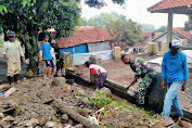 Peduli Lingkungan, Babinsa Koramil 1701/Majalengka Bersama Warga Bersihkan Saluran Air