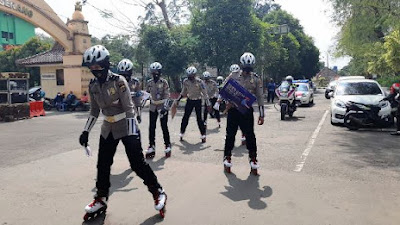 Gunakan Sepatu Roda Keliling Kota, Aksi Polwan Polres Serang Kota Jadi Perhatian Masyarakat