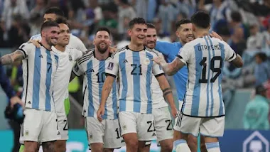 L'international argentin, Angel Di Maria, qui joue actuellement pour Benfica Lisbonne, a récemment annoncé son départ de l'équipe nationale argentine après sa participation à la Copa America 2024. Avec cette décision, Di Maria mettra un terme à une carrière internationale exceptionnelle et marquera ainsi la fin d'une ère pour les supporters argentins.  Di Maria est un joueur emblématique qui a représenté l'Argentine lors de plusieurs compétitions internationales majeures, notamment la Coupe du Monde et la Copa America. Sa présence sur le terrain et ses performances ont fait de lui l'un des joueurs les plus respectés et aimés de l'équipe nationale.  Son annonce de retraite internationale a suscité des émotions mitigées chez les fans et les amateurs de football du monde entier. D'une part, beaucoup saluent sa décision de privilégier sa famille et sa carrière en club, reconnaissant qu'il s'agit d'un choix personnel difficile. D'autre part, l'idée de voir Di Maria quitter l'équipe nationale représente un moment mélancolique pour ceux qui ont suivi sa carrière et admiré son talent sur le terrain.  Di Maria a exprimé sa gratitude envers l'équipe nationale argentine, son staff, ses coéquipiers et les supporters pour leur soutien tout au long de sa carrière internationale. Il a déclaré qu'il était reconnaissant d'avoir pu représenter son pays et de vivre des moments inoubliables sous le maillot albiceleste.  Alors qu'il se prépare pour sa dernière compétition internationale, Di Maria reste concentré sur la Copa America 2024, montrant son désir de terminer en beauté avec l'Argentine. Sa participation à cette compétition revêtira encore plus de signification, offrant aux fans une dernière occasion de voir cet immense talent évoluer pour son pays.  Bien que son départ de l'équipe nationale argentine soit inévitable, Di Maria laissera derrière lui un héritage indélébile. Son dévouement, sa passion pour le jeu et ses performances exceptionnelles resteront gravés dans la mémoire des supporters argentins et de tous ceux qui ont apprécié son talent sur le terrain. La décision de prendre sa retraite internationale ne fait que souligner le respect et l'admiration que Di Maria suscite au sein de la communauté du football.