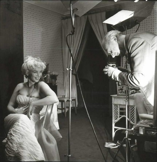 Сесиль Битон фотографирует Мэрилин Монро в отеле