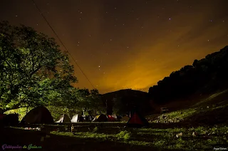 Estrellas sobre la zona de acampada en la Fresnadilla