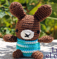 http://www.corriendocontijeras.com/patron-lucio-el-conejo-amigurumi/