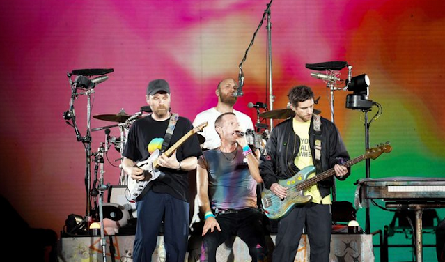 Melihat ke Euforia: Konser Epik Coldplay di Stadion Gelora Bung Karno