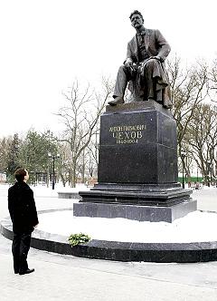 Estatua de Anton Chejov sentado