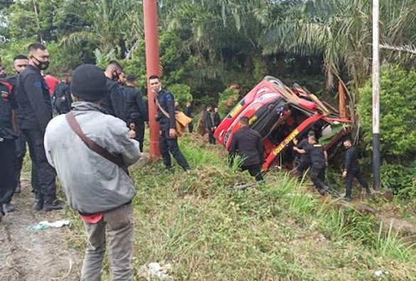 Bus Pengangkut 33 Personel Brimob Terguling di Jambi