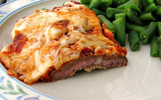 Carne com queijo, molho de tomate e cebola