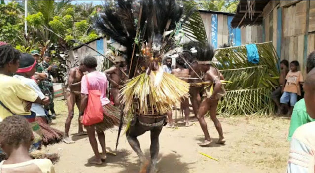 Meriahkan Paskah, Prajurit Satgas Yonif 403/WP Menari Kaswari Bersama Suku Mindvoha di Papua