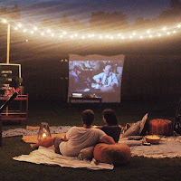 Cine al aire libre en el jardín del hogar