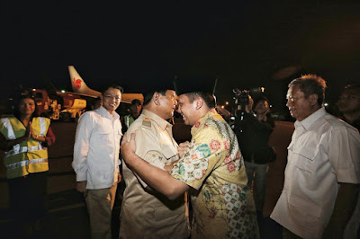 Ridho Sambut Prabowo Subianto di Bandara Radin Inten II