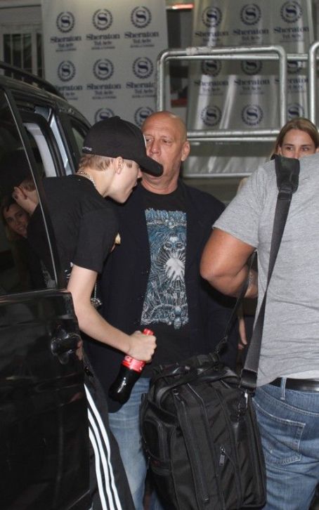 justin bieber praying in church. justin bieber israel church.