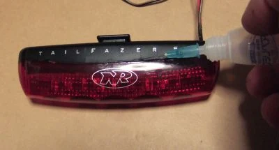 ローバーミニのLED ハイマウントストップランプをプラリペアで接着