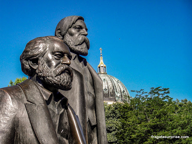 Estátua de Karl Marx e Friedrich Engels em Berlim, Alemanha
