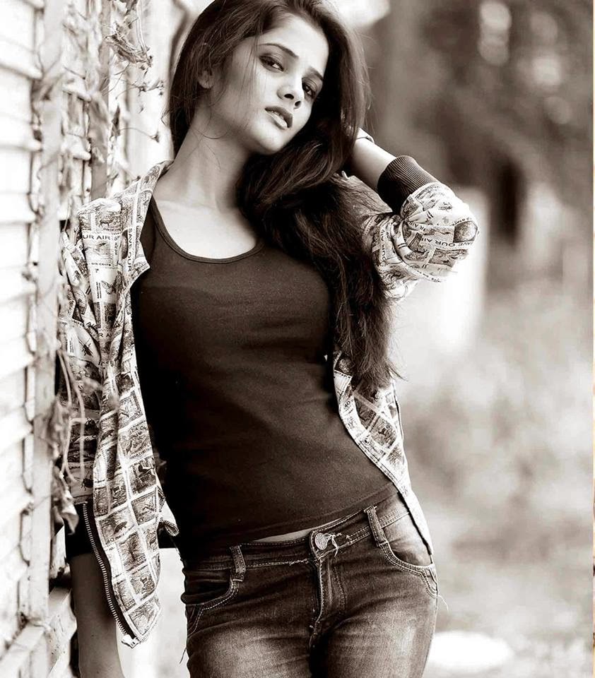 Bhagyashree Mote hootest marathi actress Wallpaper image in saree salwar jeans