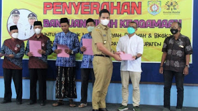 Pemkab Kendal Serahkan Bantuan Hibah Rp12,4 Miliar untuk Guru Keagamaan