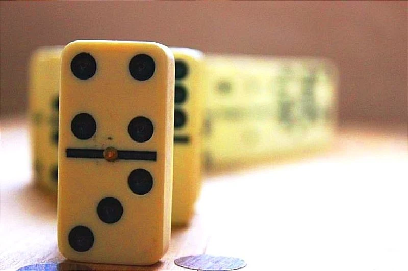 ¿Cómo o que determina la rapidez con que caen las fichas de dominó?