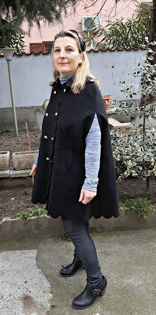 http://it.shein.com/Black-Double-Breasted-Scallop-Edge-Cape-Coat-p-321012-cat-1735.html?utm_source=paroleopereomissioni.blogspot.it&utm_medium=blogger&url_from=paroleopereomissioni