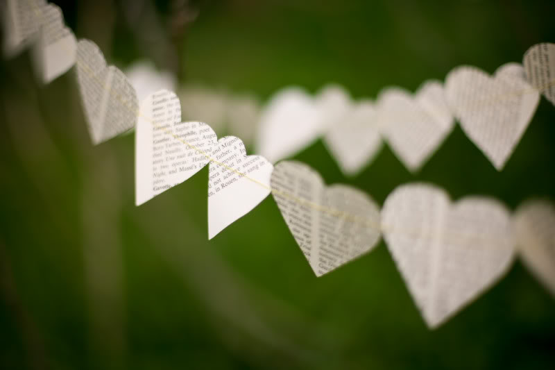 Love this DIY paperheartchain for esession photos wedding decor and or 